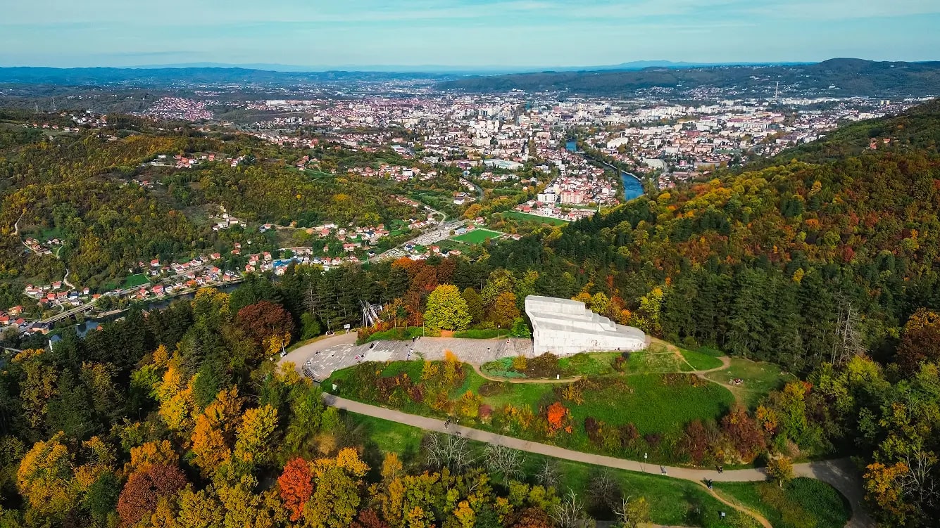 Spomenik palim borcima na Banj brdu, sa pogledom na Banju Luku i dolinu Vrbasa