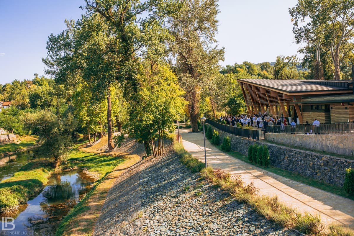 Park restoran Stara Ada uz Vrbas, sa šetnicom pored rijeke